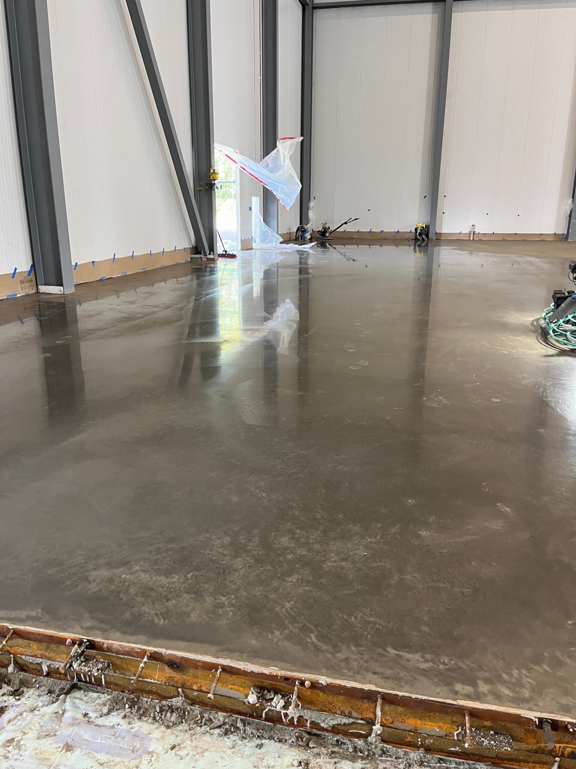 FiberMaxMA - freshly placed concrete floor slab inside a steel-framed commercial building